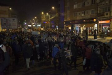 Protestele iau amploare în Suceava. Peste 2.500 de persoane au protestat în fața Prefecturii și au mărșăluit prin oraș