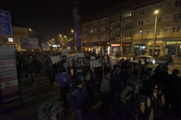 Protestele iau amploare în Suceava. Peste 2.500 de persoane au protestat în fața Prefecturii și au mărșăluit prin oraș