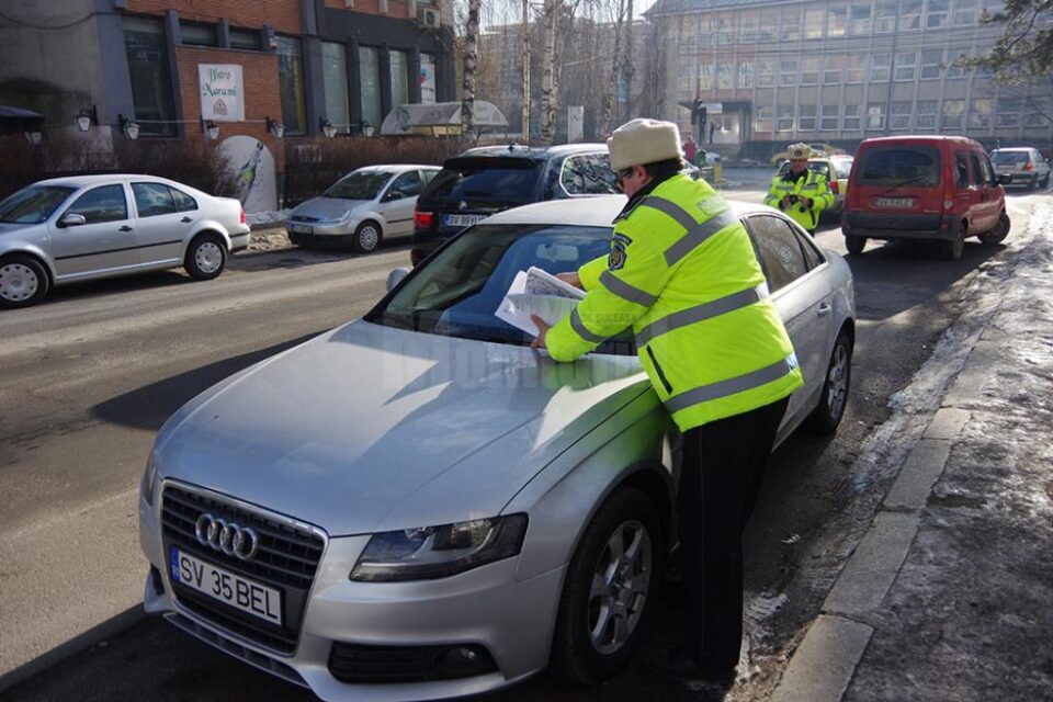 Ambulanțe chemate la urgențe, ținute în loc de mașinile care blochează o intersecție