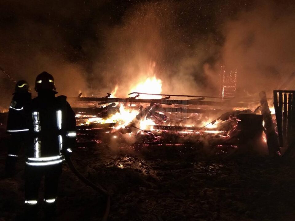 O gospodărie din Stulpicani a fost devastată de un puternic incendiu produs de un scurtcircuit