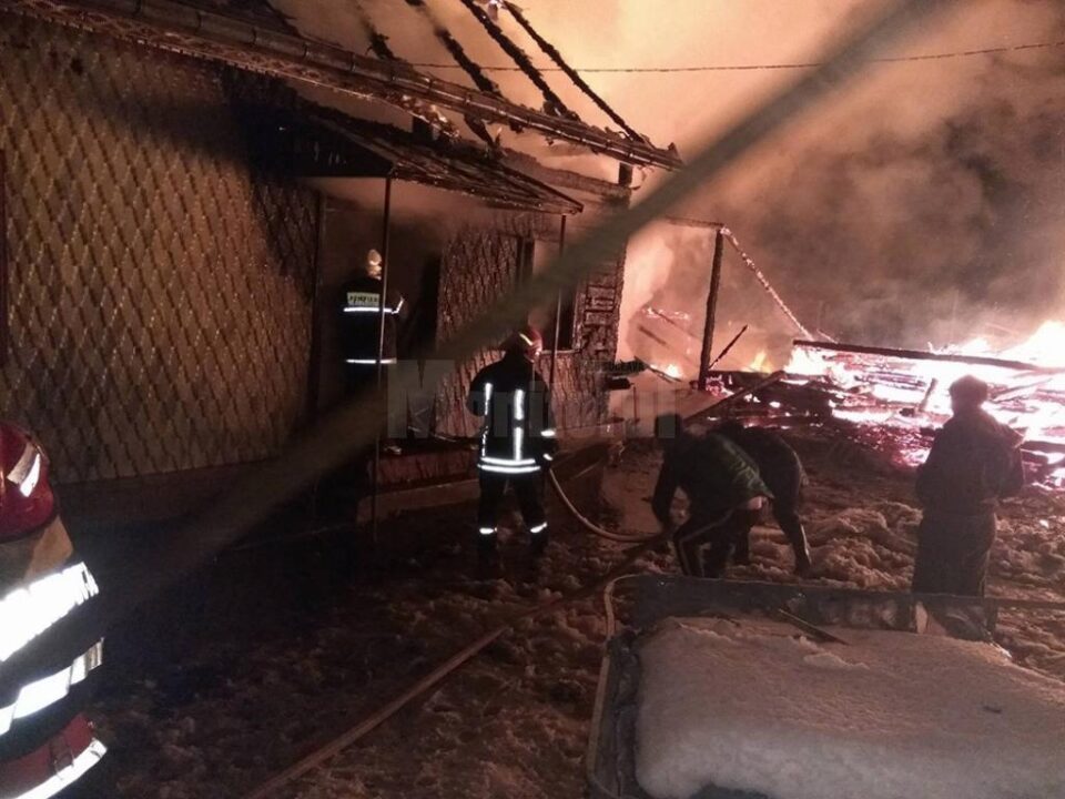 O gospodărie din Stulpicani a fost devastată de un puternic incendiu produs de un scurtcircuit