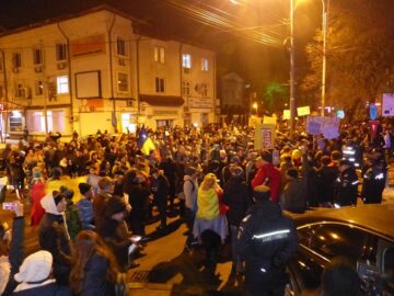 Protestul de joi seara a luat amploare în fața sediului PSD Suceava