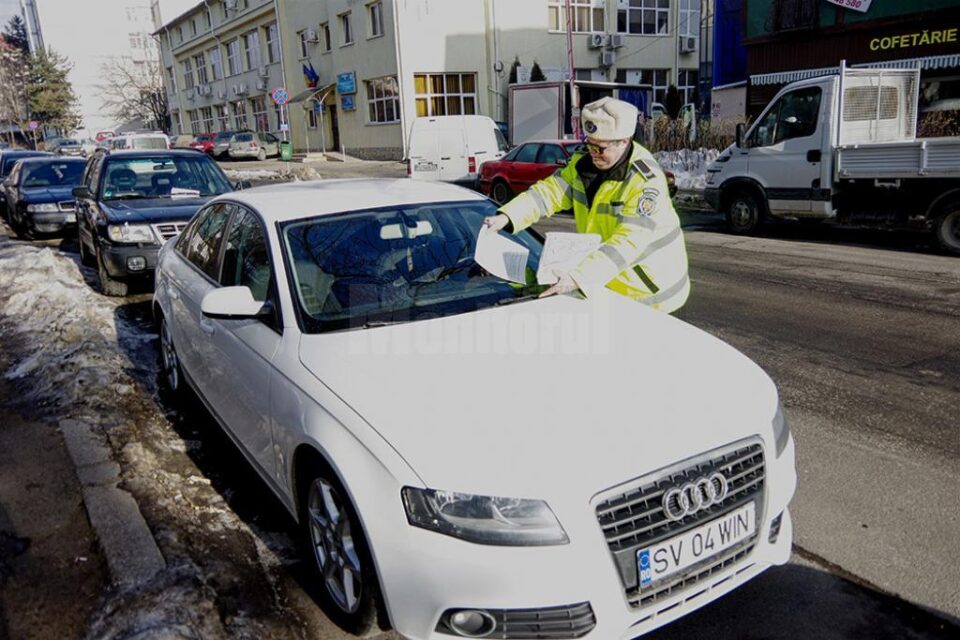 Mașini parcate lângă intersecție, blocând banda de viraj la dreapta, la ieșirea de pe strada Scurtă