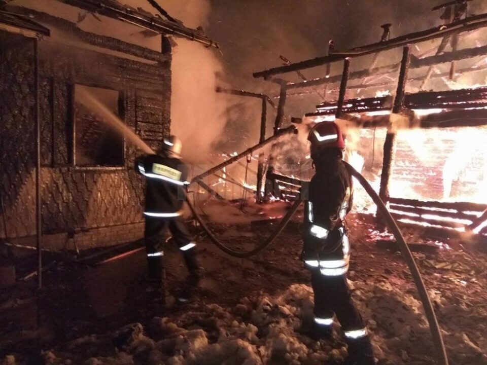 Incendiul puternic a distrus anexele gospodăriei Și a afectat casa de locuit a proprietarului Incendiul puternic a distrus anexele gospodăriei Și a afectat casa de locuit a proprietarului