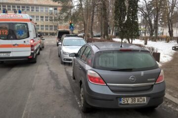 Ambulanță blocată în trafic la ieșirea de pe strada Scurtă