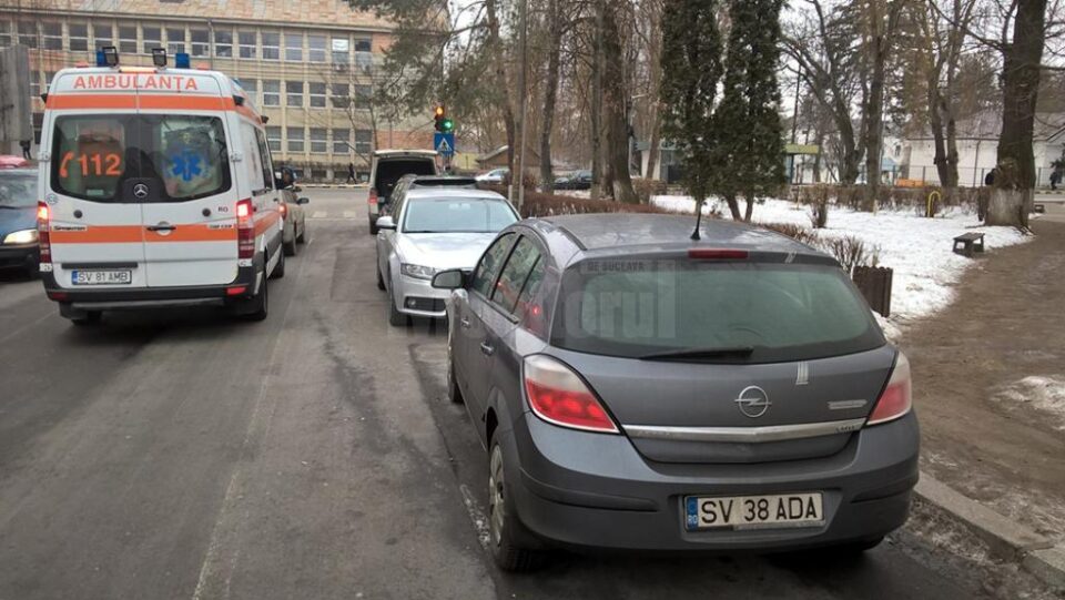 Ambulanță blocată în trafic la ieșirea de pe strada Scurtă