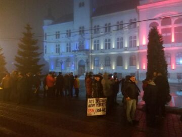 Un manechin în haine de deținut, cu chipul lui Dragnea, a fost adus de protestatari