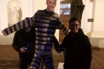 Un manechin în haine de deținut, cu chipul lui Dragnea, a fost adus de protestatari