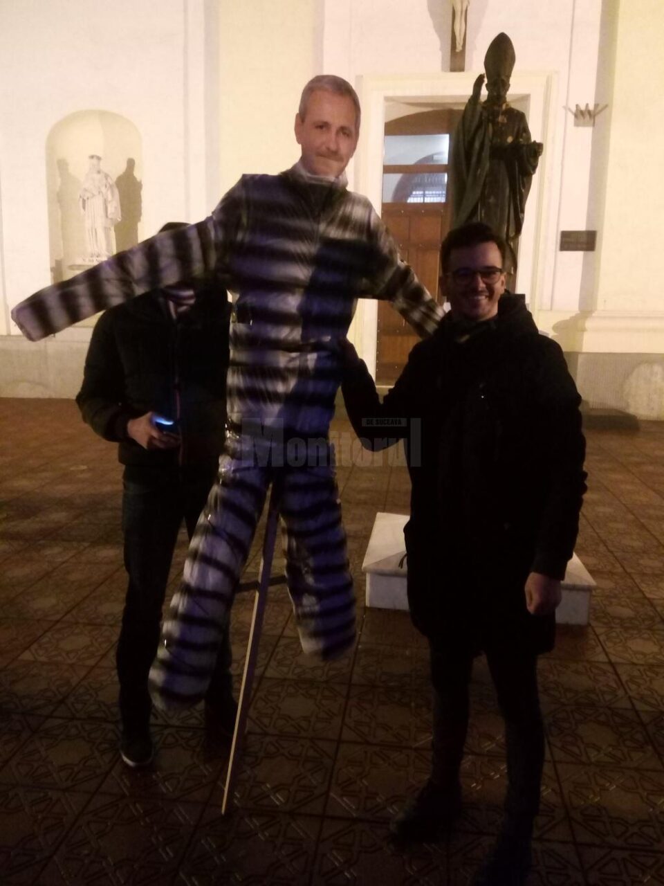 Un manechin în haine de deținut, cu chipul lui Dragnea, a fost adus de protestatari