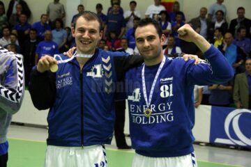 Sucevenii Mihai Rohozneanu (stânga) și Florin Ciubotariu, după finala Challenge Cup câștigată în fața Universității Suceava, în sala LPS