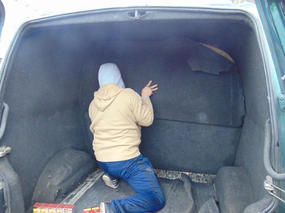 Tatăl, mama și fiul, reținuți în arestul poliției județene pentru un transport de țigări