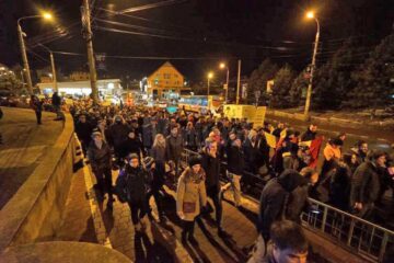 Mii de oameni au protestat și aseară pe stăzile Sucevei
