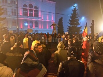 Un manechin în haine de deținut, cu chipul lui Dragnea, a fost adus de protestatari