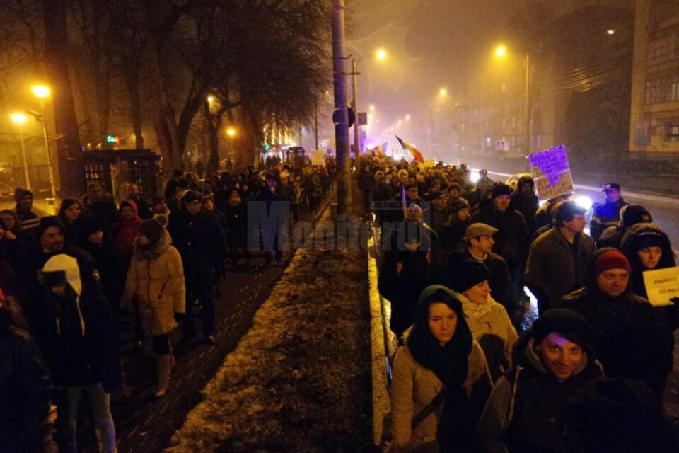 Mii de suceveni au ieșit pe străzile Sucevei și duminică seara, după abrogarea OUG 13