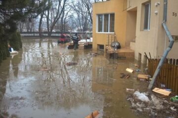 Gospodăriile au fost acoperite de ape