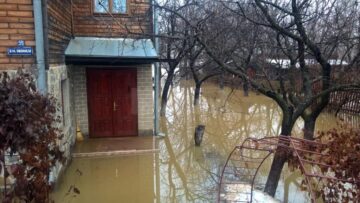 Zeci de gospodării inundate după ce sloiurile de gheață au creat baraje naturale în zona de munte