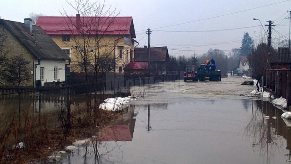 Zăpoarele de pe râurile Bistrița și Dorna au provocat inundarea mai multor gospodării