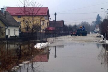 Zăpoarele de pe râurile Bistrița și Dorna au provocat inundarea mai multor gospodării Zăpoarele de pe râurile Bistrița și Dorna au provocat inundarea mai multor gospodării