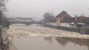 Blocuri imense de gheață s-au pus în mișcare pe râul Dorna și au creat baraje naturale