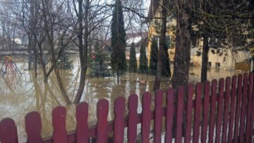 Zeci de gospodării inundate după ce sloiurile de gheață au creat baraje naturale în zona de munte