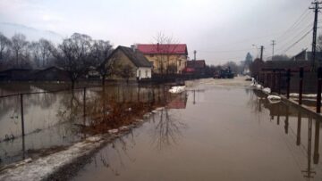 Zeci de gospodării inundate după ce sloiurile de gheață au creat baraje naturale în zona de munte