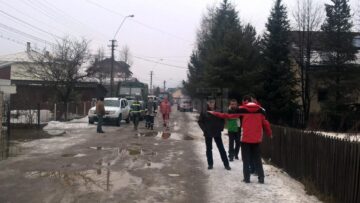 Zeci de gospodării inundate după ce sloiurile de gheață au creat baraje naturale în zona de munte