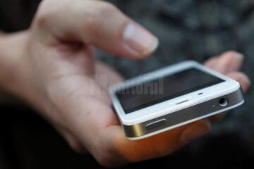 „Cumpărătorii” i-au furat două telefoane scumpe pe care voia să le vândă FOTO www.punctul.ro