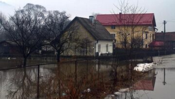 Zeci de gospodării inundate după ce sloiurile de gheață au creat baraje naturale în zona de munte