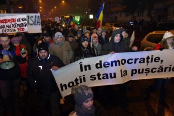 Steaguri tricolore, vuvuzele și mulți tineri la protestul de duminică seara