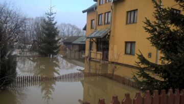 Gospodăriile au fost acoperite de ape