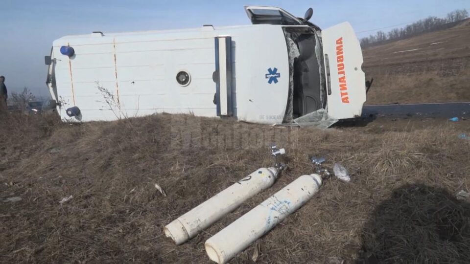 Ambulața implicată în accident