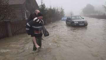 Turiști cărați în spate de pompieri