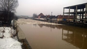 Zeci de gospodării inundate după ce sloiurile de gheață au creat baraje naturale în zona de munte