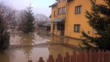 Zeci de gospodării inundate după ce sloiurile de gheață au creat baraje naturale în zona de munte