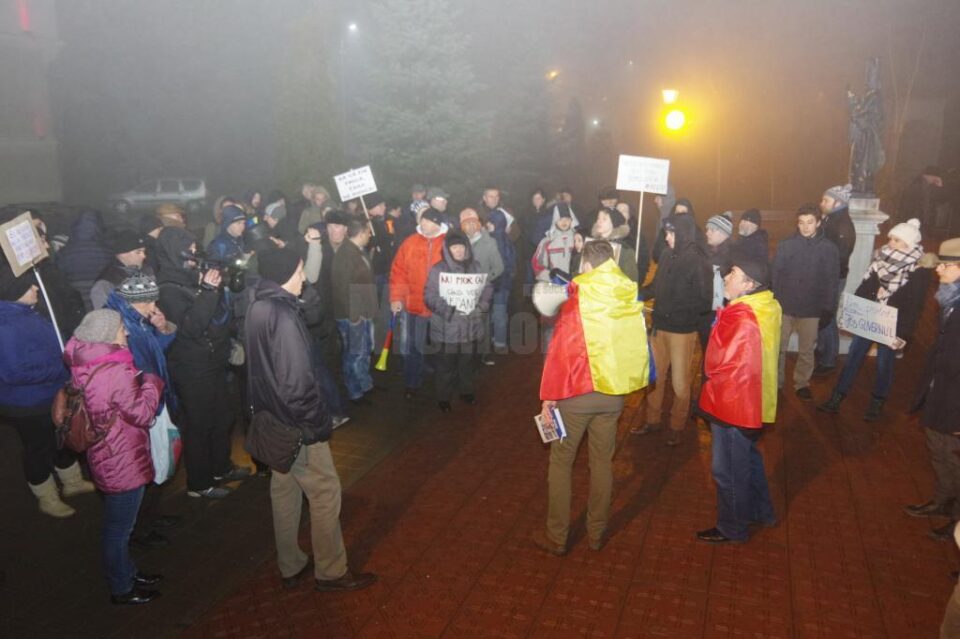 Protestatarii în fața Palatului Administrativ