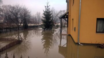 Zeci de gospodării inundate după ce sloiurile de gheață au creat baraje naturale în zona de munte