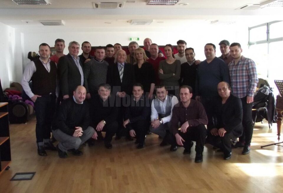 Maestrul George Sârbu, felicitat de membrii Ansamblului Artistic „Ciprian Porumbescu” cu prilejul aniversării vârstei de 80 de ani