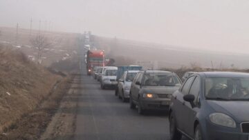 Nebunie pe E 85: un tir a intrat în coloana de mașini formată după ce un autoturism a răsturnat o ambulanță