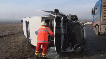 Ambulanța răsturnată