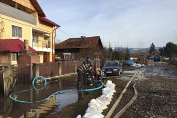 Operațiunea de evacuare a apei din curțile și beciurile inundate de pe strada Oborului din Dorna Operațiunea de evacuare a apei din curțile și beciurile inundate de pe strada Oborului din Dorna