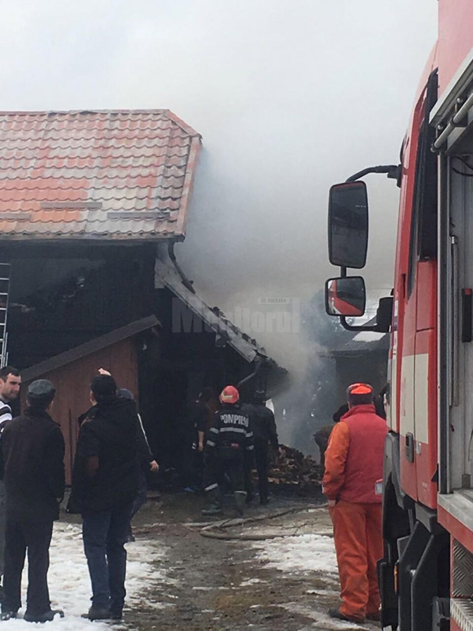 Pagube mari la două case și anexe după incendii de proporții