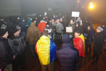 Circa 100 de manifestanți s-au adunat luni seara în fața Palatului Administrativ