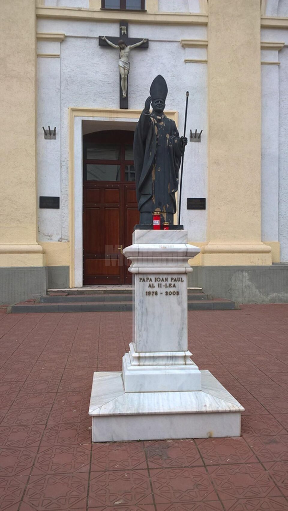 Mai întâi a dispărut partea de sus a bastonului pastoral, crucifixul