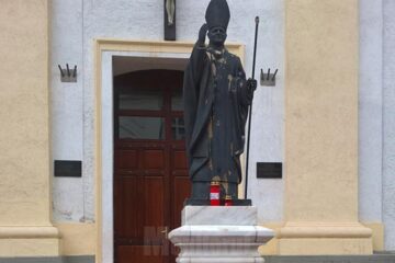 Mai întâi a dispărut partea de sus a bastonului pastoral, crucifixul
