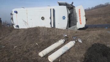 Nebunie pe E 85: un tir a intrat în coloana de mașini formată după ce un autoturism a răsturnat o ambulanță