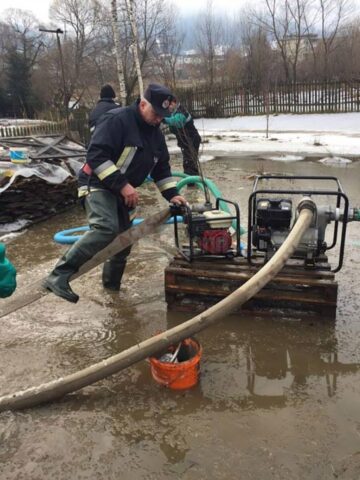 Operațiunea de evacuare a apei din curțile și beciurile inundate de pe strada Oborului din Dorna