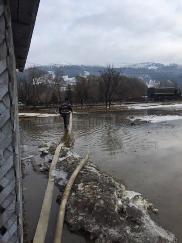 Acțiunile de detonare a formațiunilor de gheață și de evacuare a apei au continuat la Vatra Dornei