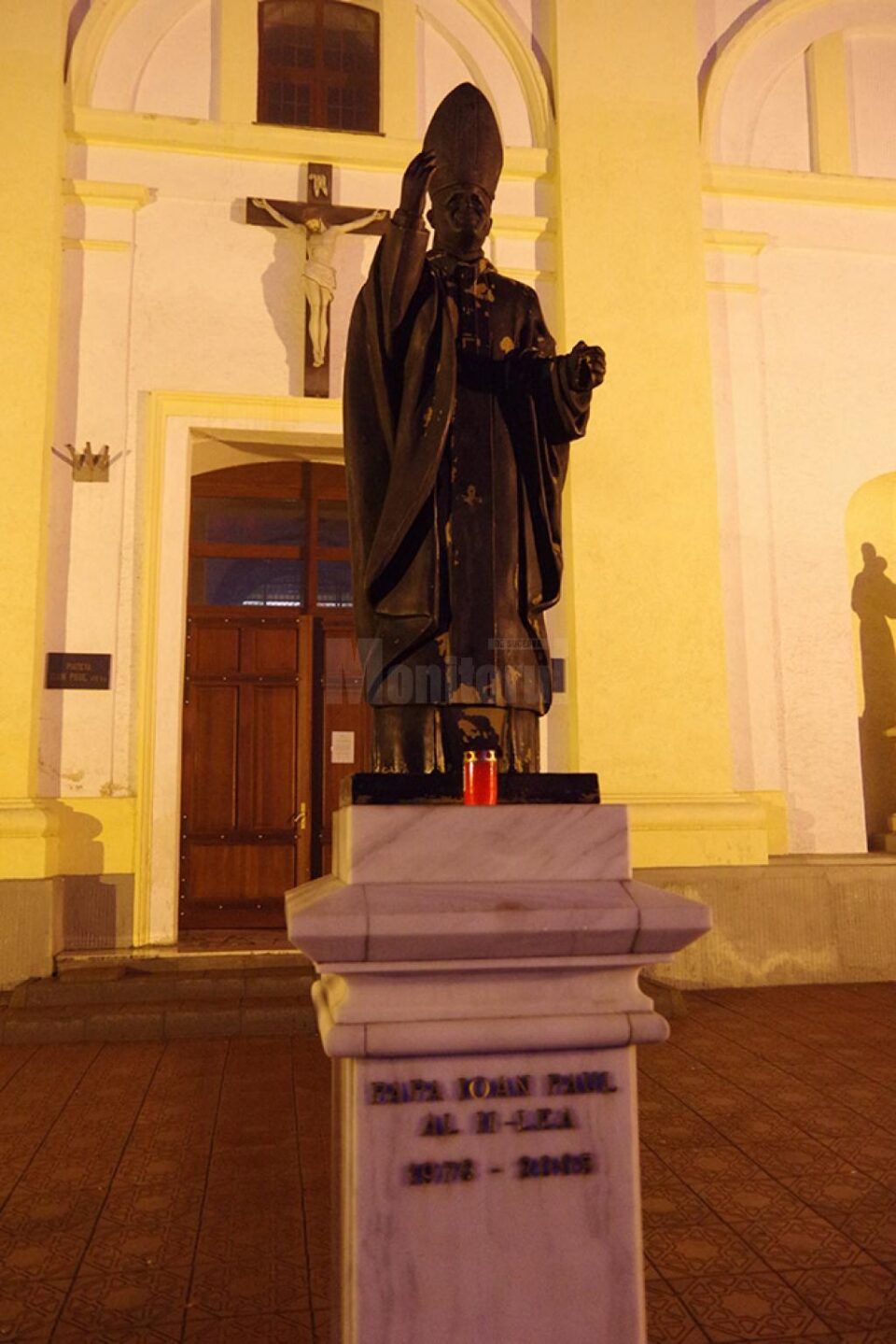 Statuia amplasată în fața Bisericii Romano-Catolice „Sf. Ioan Nepomuk, fără cârjă arhierească