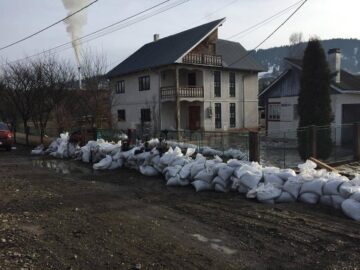 Acțiunile de detonare a formațiunilor de gheață și de evacuare a apei au continuat la Vatra Dornei