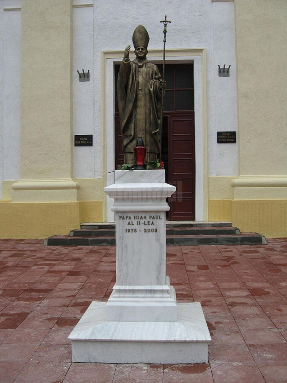 Statuia Papei Ioan Paul al II-lea din centrul municipiului Suceava a rămas fără cârja arhierească